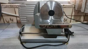 ماكينة تقطيع السنيورة الكهربائية (Meat Slicer)، وهي مخصصة لتقطيع اللحوم والسنيورة والجبنة