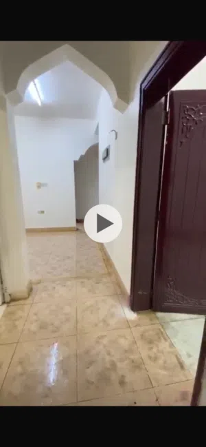 شقة مميزة بموقع مميز في سوق الخوض للطلبة أو الموظفين وبها تكييف مركز