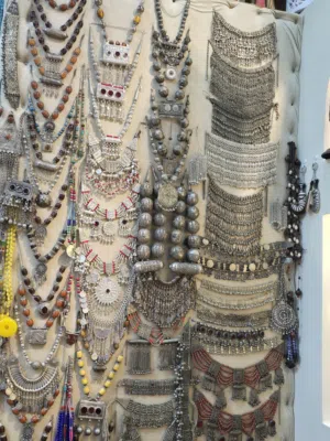 عقد قديم ومرتعشه قديمه حضرمي قديم تراثي معاضد قديم وجديد واكسسوارات يمنيه قديمه وجديده