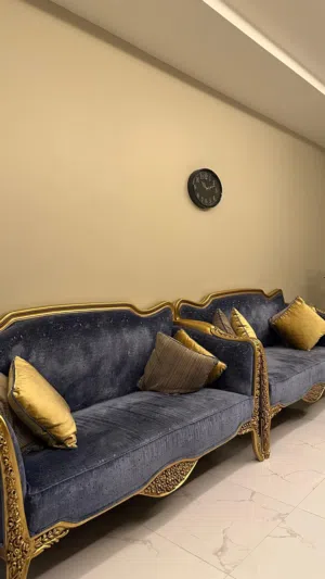 طقم كنب مع 3طاولات وطاولة تلفزيون