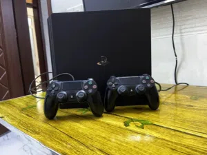 للبيع بلايستيشن 4 برو PS4 Pro سعة 1TB الجهاز نظيف وشغال 100% وياه يدتين أصلية مهكر + ألعاب قويه