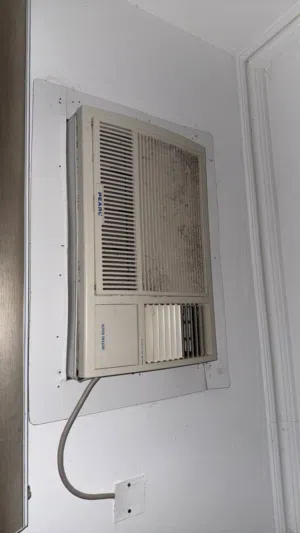 ثلاث مكيفات للبيع بحاله جيده