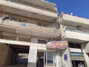 بسم الله عمارة للبيع اربع شقق مع خمس مخازن تقريبا شارع عمان الزرقا بالقرب من سامح مول قديما