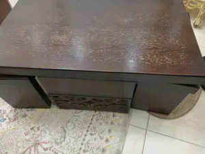 طاولة وسط مع طاولتين جانبية