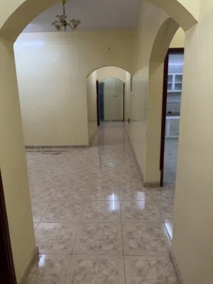 شقة طابق ارضي مستقل بالموالح مكونه من 4 غرف وصالة قريب جامع الحق