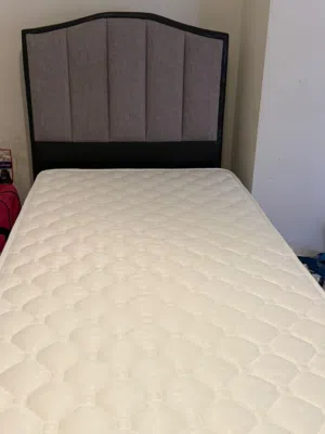 سرير كامل مع راسيه  200*100cm. مشترى جديد على الكفاله. كمان سنه واربع شهور. مع الفواتير. حالة ممتازة