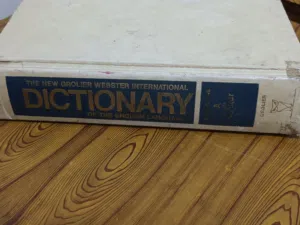 قاموس دولي للغة الإنجليزية" (The New Grolier Webster International Dictionary of the English Languag
