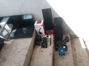 بضعة كمبيوتر للبيع مع بعضها