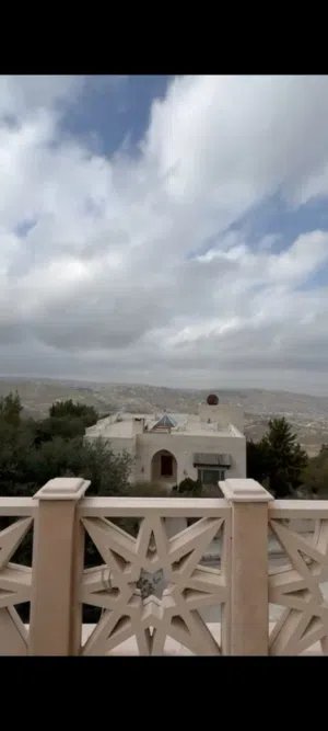 شقه فارغه للإيجار الكماليه طابق كامل من فيلا روف