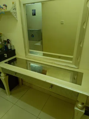 ميز مرايا مع المرايا