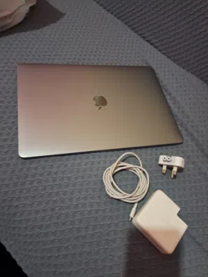 MacBook pro 2018 16gb 512gb i9