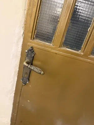 باب حديد متين