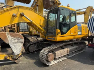 حفارة كوماتسو Pc200-7 مديل 2006 بحالة ممتازة وبسعر جدا جيد ساعات العمل 23000 ساعه دون اي مشاكل فنية