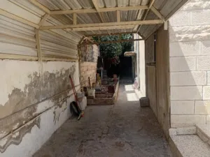 فرصة استثمارية : بيت مستقل للبيع في جبل التاج - حي أم تينة (الأساسات تتحمل 4 طوابق)فرصة استثماريه