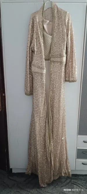 فستان بيج بلون بيج مع عبايه خرز ذهبي
