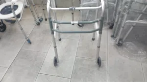 ووكر بعجلات مساعد مشي بعجلات أمامية مشاية قابلة للطي طول قابل للتعديل ووكر طبي