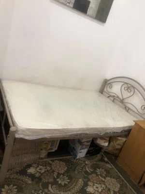 سرير معدني 120سم*200سم بحاله جيدة مع مرتبه شبه جديدة بالغلاف البلاستيكي الخاص بها
