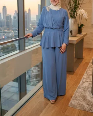 هذا الطقم الأزرق السماوي المكون من بلوزة بيبلوم وبنطلون واسع