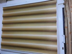 ستائر اسود ومادي وفي بيج تول لشباكين  الرمادي والبيج وفي وحدة برداية زيبرا مجانا معهم وفي بوفيه خشب