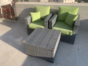 قعدة خارجية مع طاولة