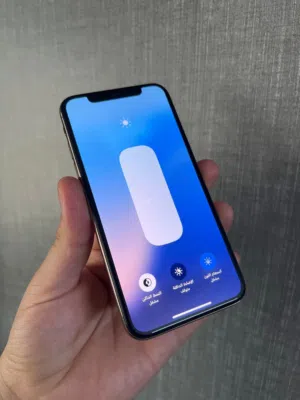 ايفون XS ذهبي مستعمل بحالة ممتازة مع شاحن وذاكرة 64 جيجابايت