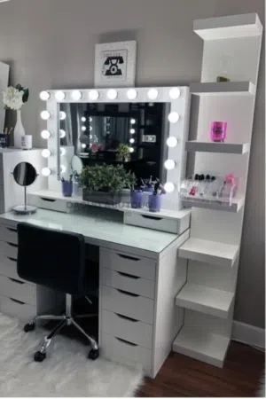 تسريحه ومرآه