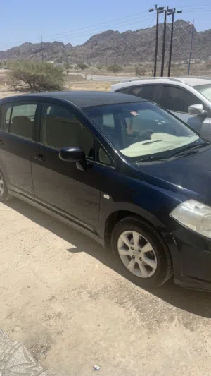 سيارة نيسان تيدا 2007 هاتشباك سوداء بتكييف ووسائل أمان خليجية مرخصة