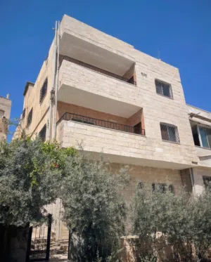 بناية مميزة بسعر مغري لعدم التفرغ مكونة من ثلاثة طوابق في طبربور/ ابو عليا مطلة على جسر عين غزال