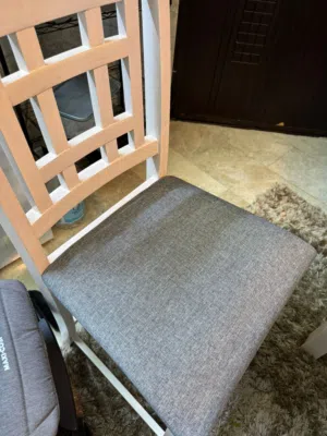 السلام عليكم ميز الطعام جديد ما مستعمل الا اسبوع والميز مربع واربعة كراسي