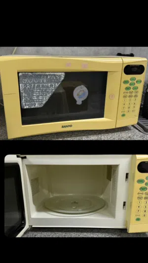 Sanyo 20 - 24 Liters Microwave in Muscat