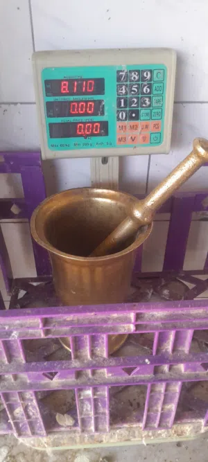 هاون نحاس قديم وزن 8 كيلو و100 غرام كما هو موضح بالصوره