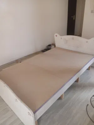 سرير خشب نظيف