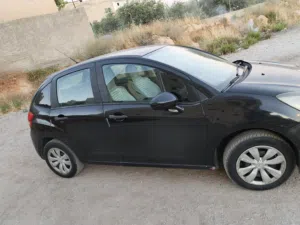 سيارة ستيروين C3 2011 هاتشباك أسود
