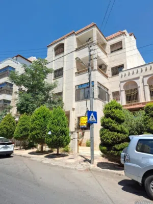 4 Floors . 982 m2 . Agent1