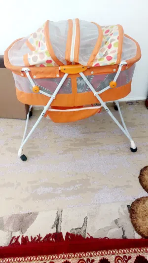 سرير اطفال منظم ويطبق