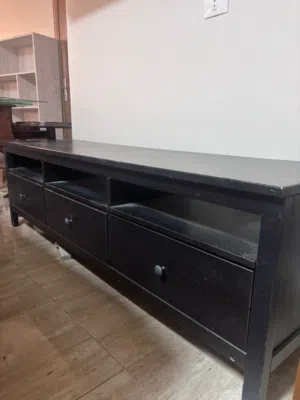 طاولة تلفزيون ايكيا هيمناس (IKEA HEMNES) خشب طبيعي بحالة ممتازة