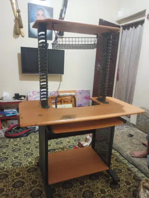 طاولة كمبيوتر