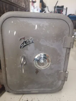 خزنه انتيك معها رقمها و ثقيله جدا للبيع او للبدل