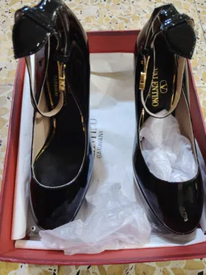 Valentino Garavani والشهير جدا المعروف بأسم Tan-Go Platform Pumps