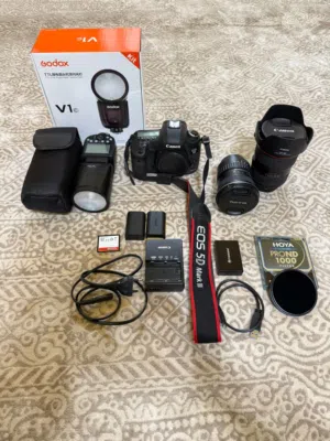 للبيع كامرة كانون 5D مارك 3 نظيفة جداً اقراء الوصف