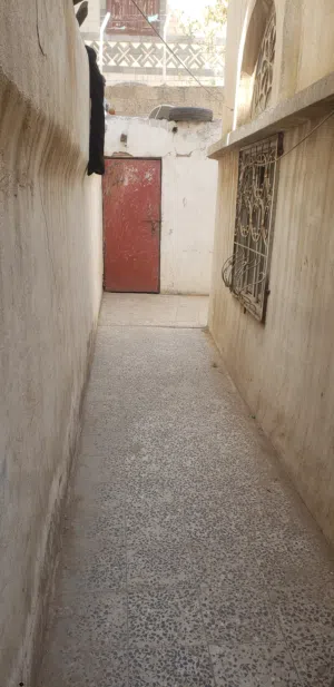 بيت اربع لبن حر معمد في قلب الجراف الغربي للبيع