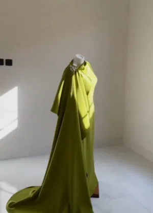 فستان سهرة فاخر بتصميم مصمّمة سعودية