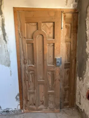 السلام عليكم ابواب مستعمله باب خارجي واحد 3 داخليات للبيع اعلا سعر