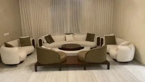 طقم كنب مودرن فاخر مع طاولتين للبيع