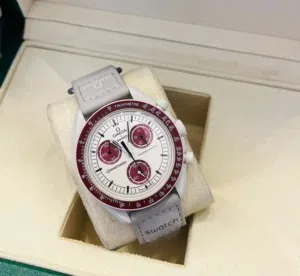 تصميم مستوحى من التعاون العالمي بين Omega و Swatch  ساعة جمعت الفخامة مع الروح الشبابية بستايل جريء