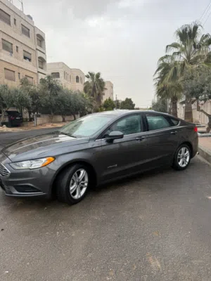 فورد فيوجن 2018 SE هايبرد مرخصة بحالة ممتازة مع أنوار و جنوط و تقنيات حديثة