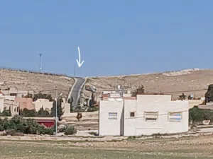 أرض مميزة في الموقر (مطل الحاتمية)