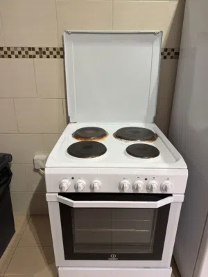 فرن إنديست (Indesit) بحالة ممتازة للبيع