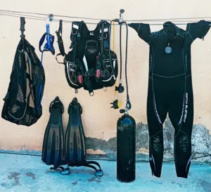 عدة غوص سكوبا بعضها ماركة نارس المعروفه نظيفه قليل استخدامها