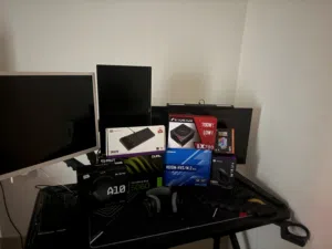 كمبيوتر كامل مع RTX 5060 و i5-13400F – حالة ممتازة السعر 380 من دون الشاشات الثلاث